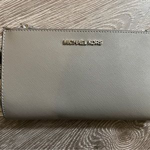 MK Jet Set Travel Large Double Zip Wristlet in Pearl Grey